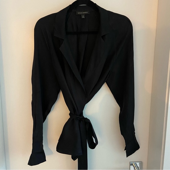 Banana Republic. Silky & flowy wrap style blouse. Size Medium. Black. NWOT. - Picture 3 of 7